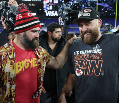 Los hermanos Kelce crean una salsa barbacoa con cerveza