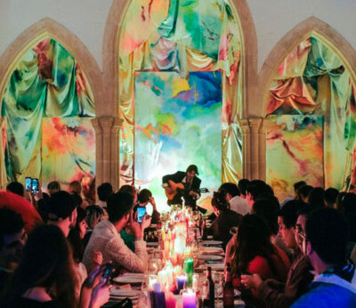 Piro y Ángela Gimeno instalan una cena para habitar en la iglesia de Torralba