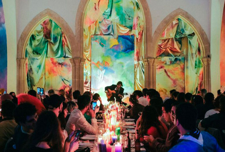 Piro y Ángela Gimeno instalan una cena para habitar en la iglesia de Torralba
