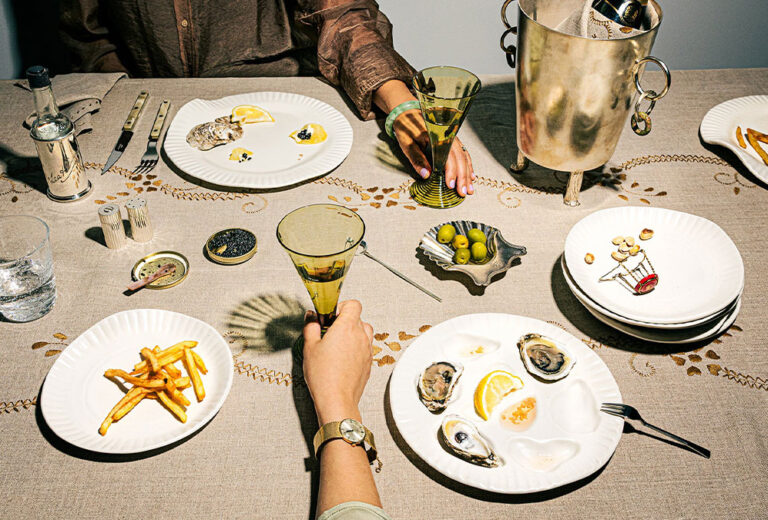 Virginia Sin reedita su famoso plato de porcelana