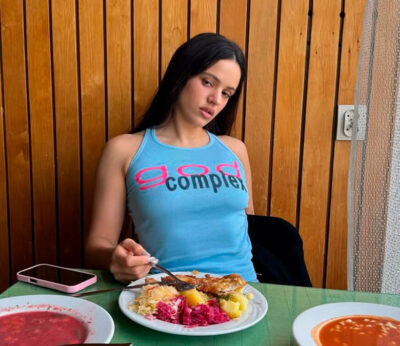Rosalía come en un clásico bar de leche polaco