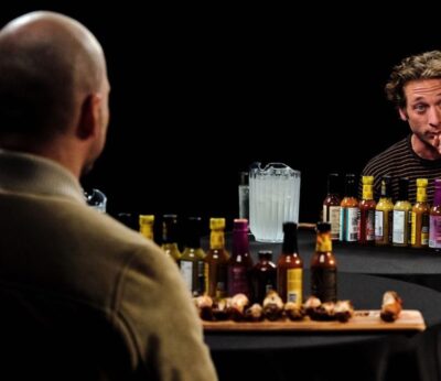 Jeremy Allen White cambia los cuchillos por las alitas en su reto más picante