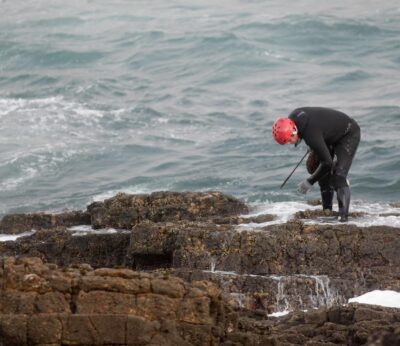Cantabria abre el censo de mariscadores de percebe y convoca 18 vacantes para llegar a los 30 puestos