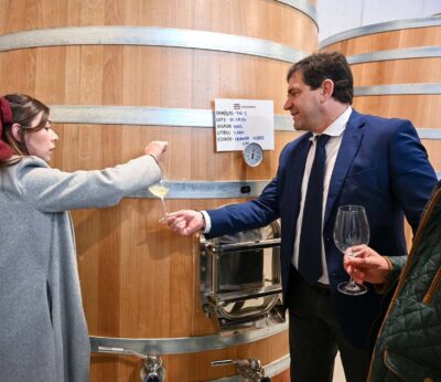 Valverde pone en valor el potencial enoturístico y la innovación tecnológica de la bodega Casalobos