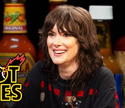 Winona Ryder se enfrenta al tofu más picante mientras habla de ‘Stranger Things’ y  su carrera cinematográfica