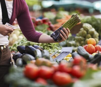 Las ventas de los alimentos frescos aumentan un 8,3% en octubre frente al 4,1% de los envasados, según NIQ