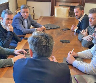 Jaén.- El alcalde de la capital analiza las demandas del sector primario con organizaciones agrarias