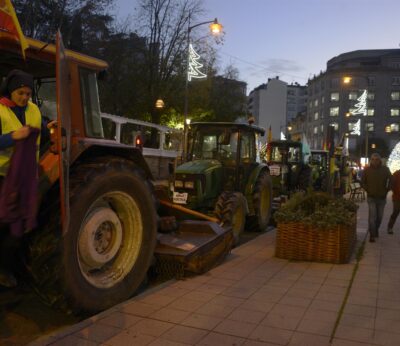 Ganaderos y agricultores regalan patatas y carne en la segunda tractorada en Ourense y se reúnen con Medio Rural