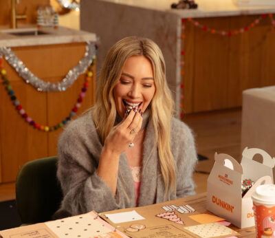 Hilary Duff celebra la Navidad con Dunkin’