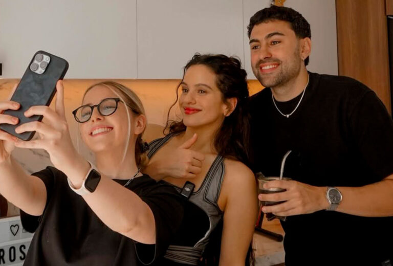 Rosalía hornea su famoso bizcocho ’14 kilates’