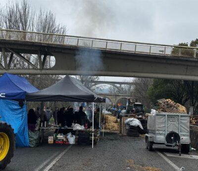 Permanece cortada por tercer día la N-120 en Ourense y tractoristas trasladan «desilusión» por «política que traiciona»