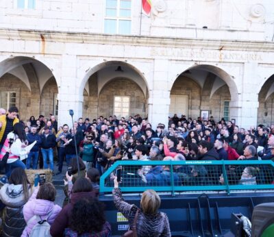 Un centenar de tractores recorre Santander y los ganaderos «muy enfadados» trasladan sus reivindicaciones al Parlamento
