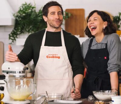 Maggie y Jake Gyllenhaal preparan la receta de pan de plátano de su madre