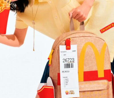 Esta mochila está diseñada para comer patatas fritas en movimiento